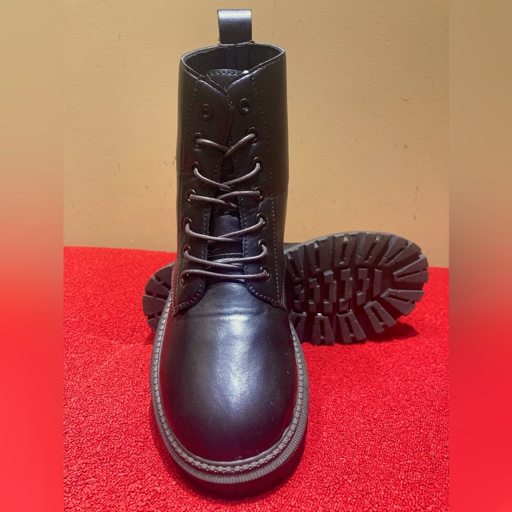 ROMWE Black Faux Leather Lace Up Front Combat Boots, Size 7.5